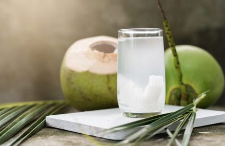 Tiêu chảy có nên uống nước dừa không?