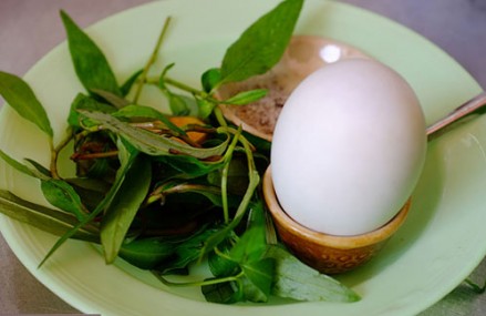 5 điều nhất định phải biết khi ăn trứng vịt lộn